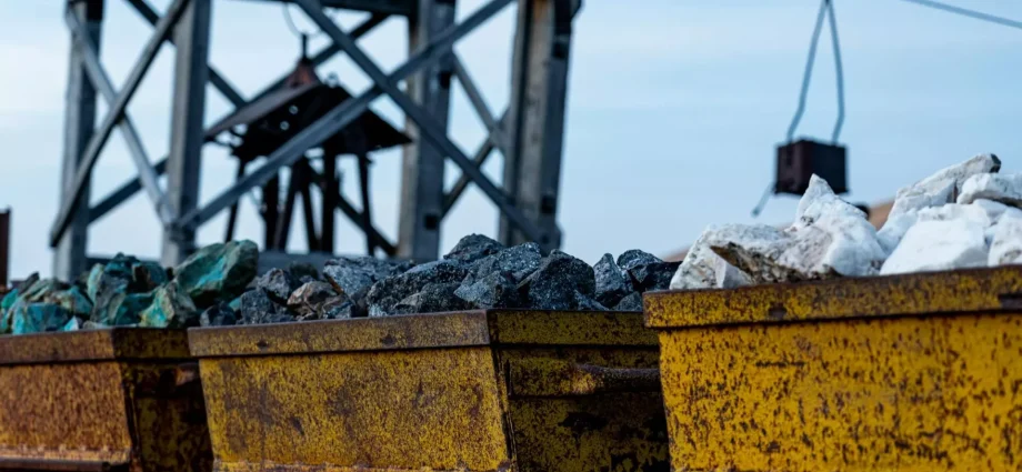 Critical-minerals-pexels.com-Castorly-Stock-920x425